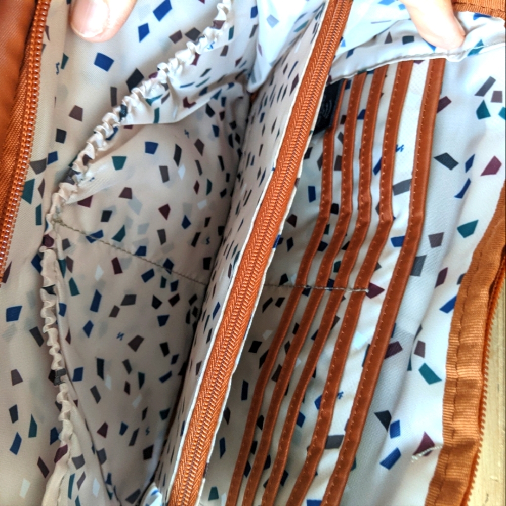 SOLD Lug Scoop Crossbody NWOT - Picture 10 of 13